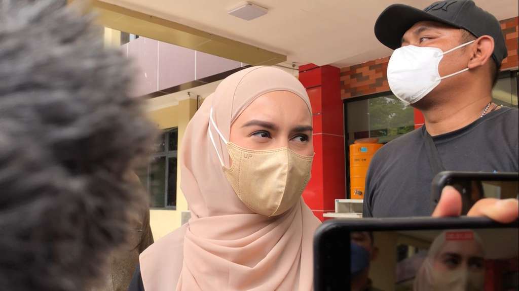Potret Irish Bella Jenguk Ammar Zoni Setelah Sang Suami Ditahan Hampir Sepekan