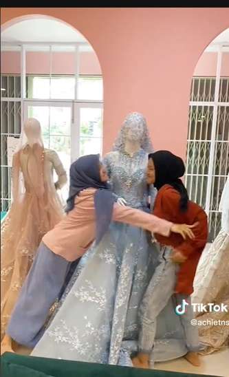 MUA Ini Pamer Skill Makeup Pengantin Kembar, Hasilnya Bak Barbie, Auto Bikin Pangling!