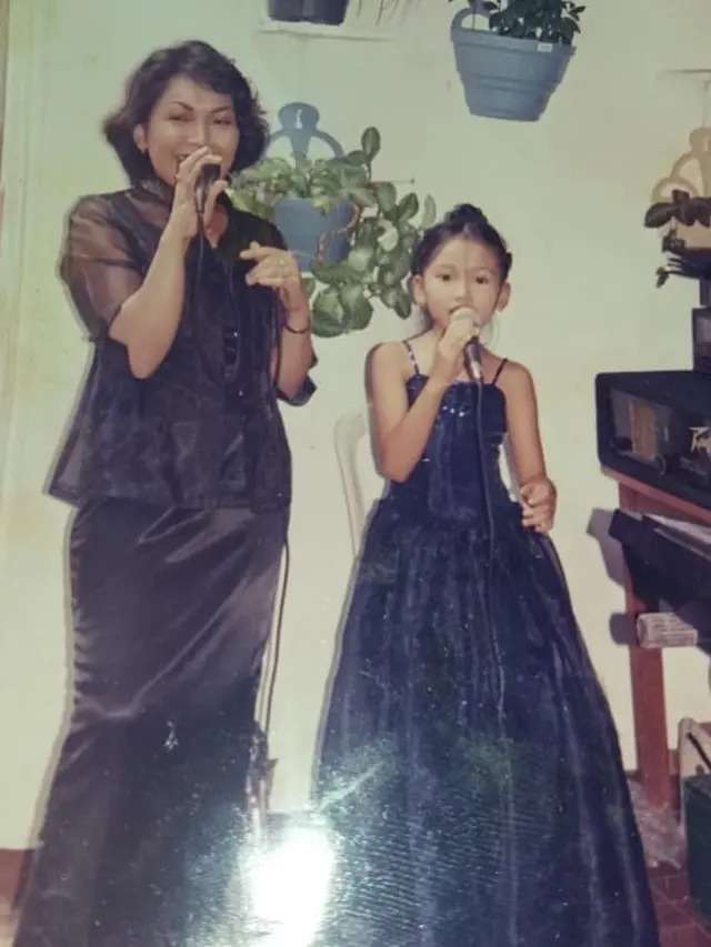 Potret Lawas Keluarga Ayu Ting Ting, Wajah Ayah Rozak Manglingin!
