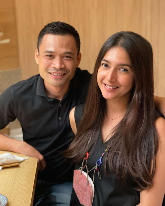 Pesona Artis Lawas yang Dinikahi Brondong Tampan