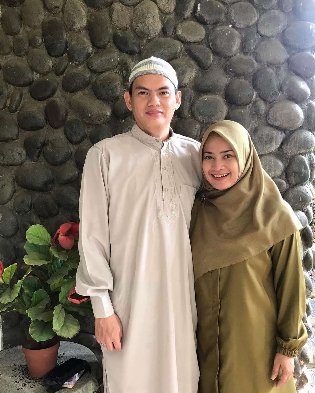 Pesona Artis Lawas yang Dinikahi Brondong Tampan