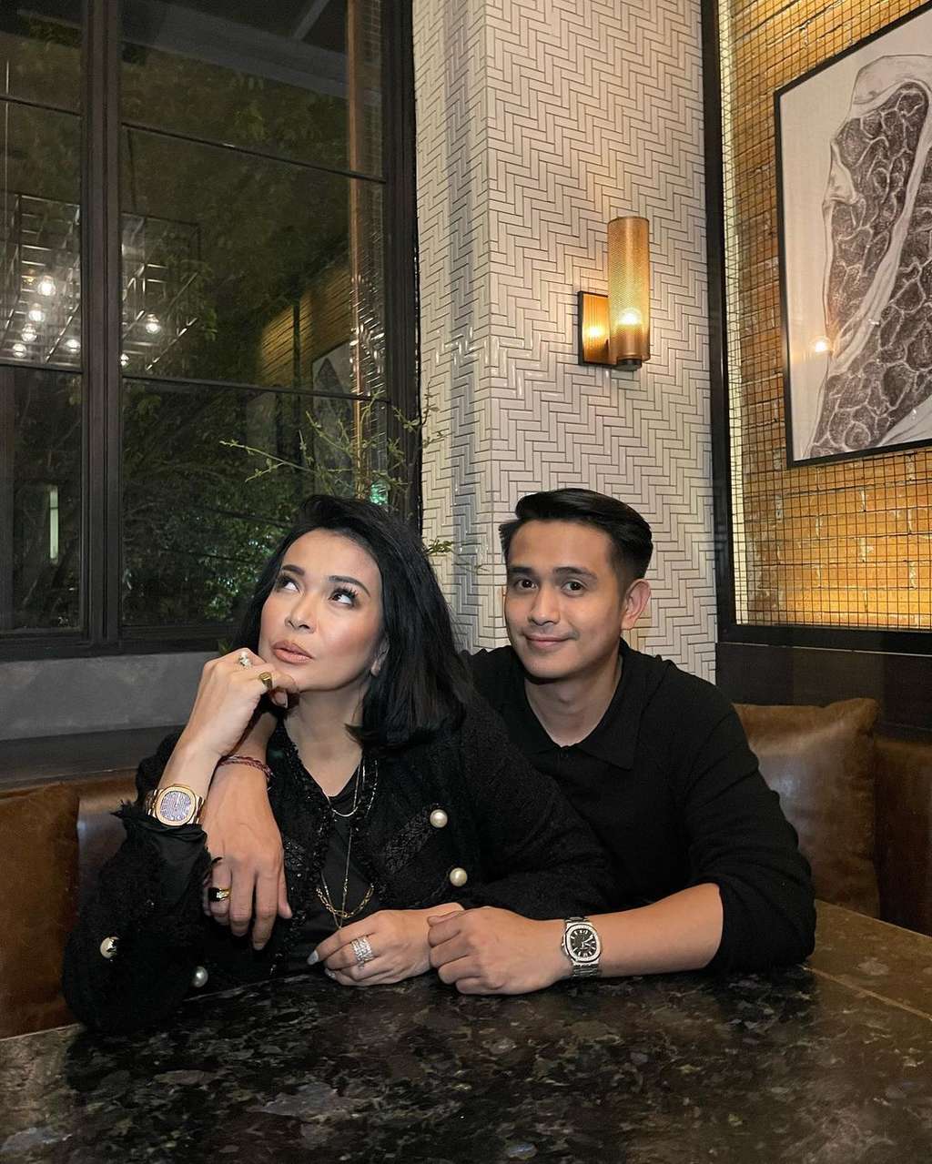 Pesona Artis Lawas yang Dinikahi Brondong Tampan
