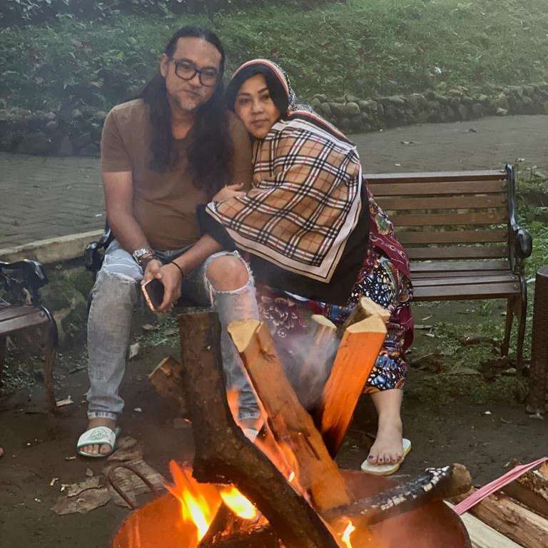 Pesona Artis Lawas yang Dinikahi Brondong Tampan