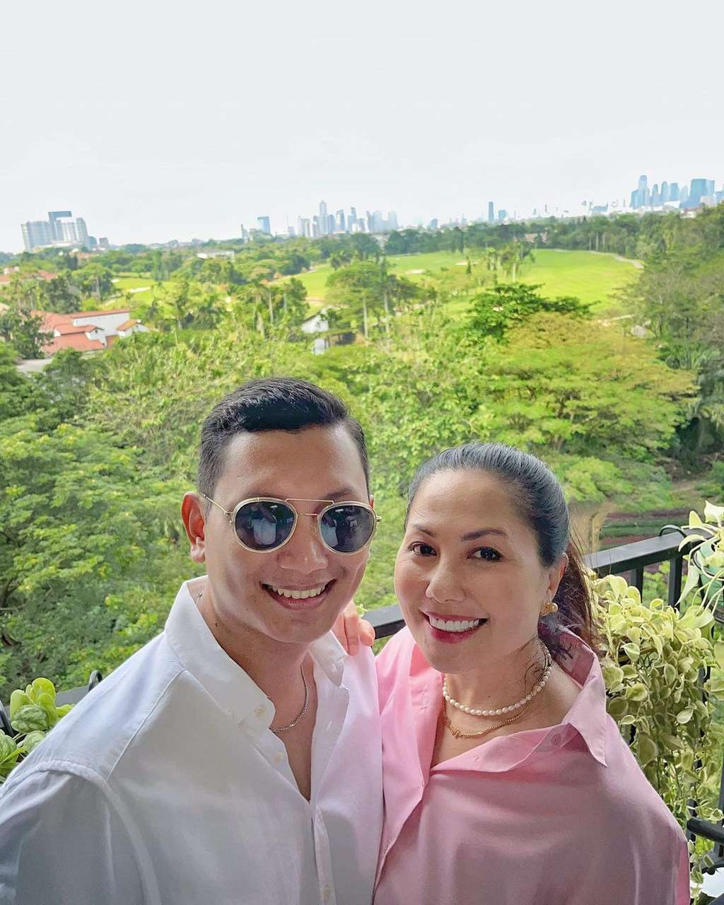 Pesona Artis Lawas yang Dinikahi Brondong Tampan