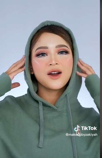 Potret Transformasi Makeup Wanita Ini Bikin Melongo, Ternyata Butuh Waktu 8 Jam Hingga Selesai!
