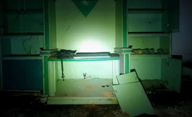 Potret Rumah Mewah Terbengkalai Milik Artis Ternama, Isi Dalamnya Rusak Semua, Penampakannya Bikin Merinding!