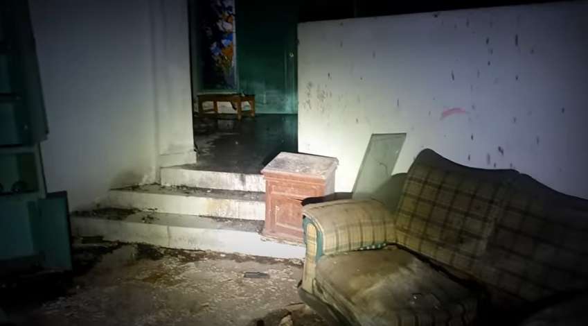 Potret Rumah Mewah Terbengkalai Milik Artis Ternama, Isi Dalamnya Rusak Semua, Penampakannya Bikin Merinding!