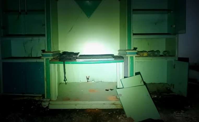 Potret Rumah Mewah Terbengkalai Milik Artis Ternama, Isi Dalamnya Rusak Semua, Penampakannya Bikin Merinding!