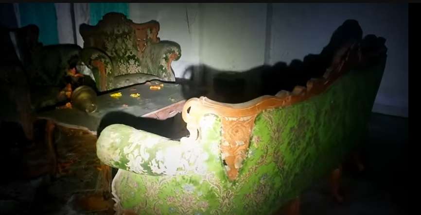 Potret Rumah Mewah Terbengkalai Milik Artis Ternama, Isi Dalamnya Rusak Semua, Penampakannya Bikin Merinding!