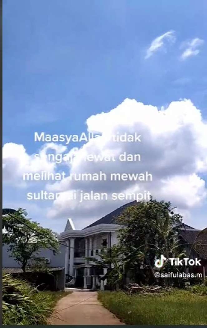 Penampakan Rumah Sultan di Jalan Sempit Perkampungan, Diduga Milik Artis, Bangunannya Megah Banget!
