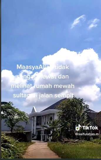 Penampakan Rumah Sultan di Jalan Sempit Perkampungan, Diduga Milik Artis, Bangunannya Megah Banget!