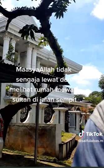 Penampakan Rumah Sultan di Jalan Sempit Perkampungan, Diduga Milik Artis, Bangunannya Megah Banget!