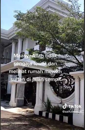 Penampakan Rumah Sultan di Jalan Sempit Perkampungan, Diduga Milik Artis, Bangunannya Megah Banget!