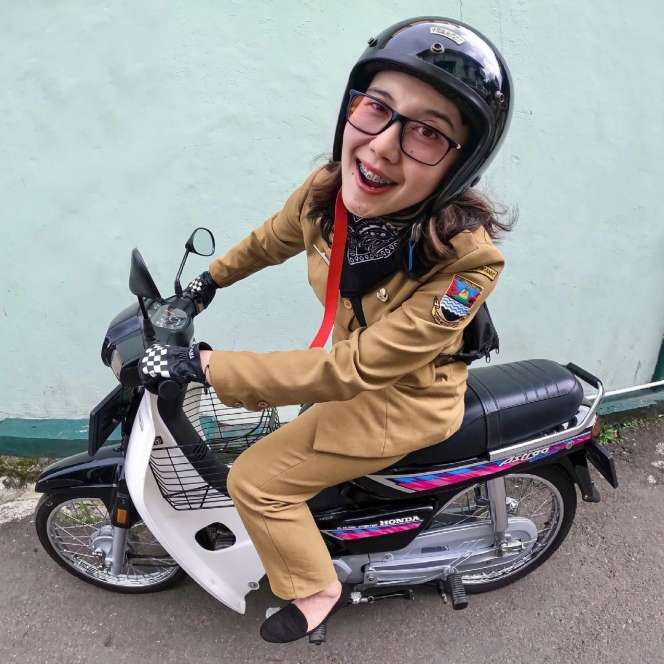 Potret Keseharian Sederet Artis yang Kini Pilih Jadi PNS