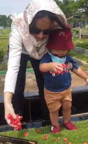 Seleb Meninggal bersama Bayi di Kandungan, Sang Suami Nikahi Pesinetron, Ini Potret Saat Istri Ajak Anak Ziarah ke Makam