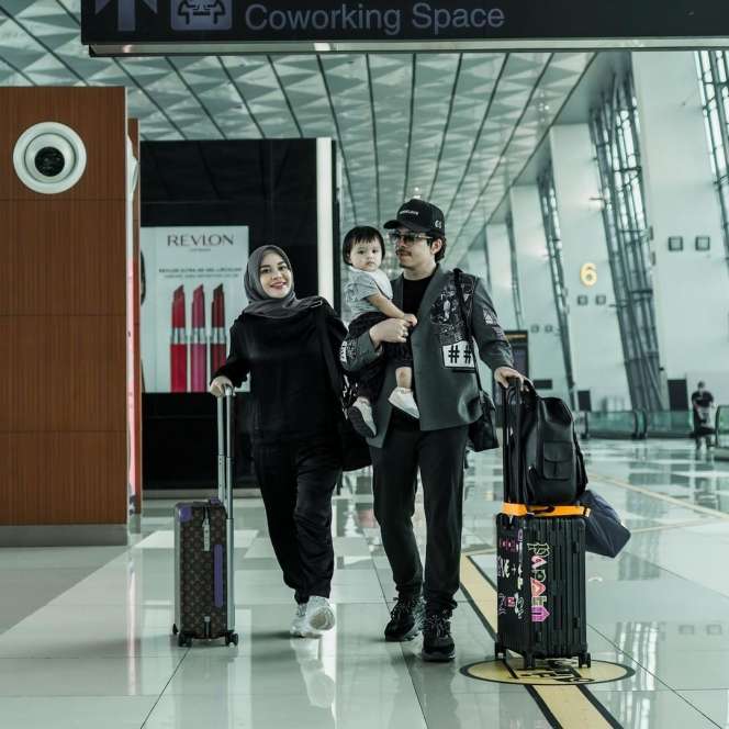 Potret Ameena Ikut Umrah, Gaya Hijabnya Bikin Gemas