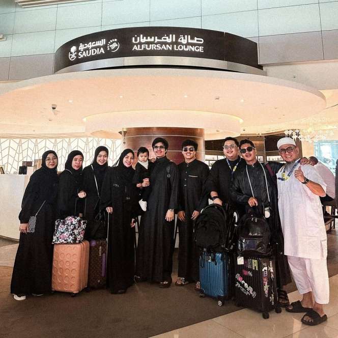 Potret Ameena Ikut Umrah, Gaya Hijabnya Bikin Gemas
