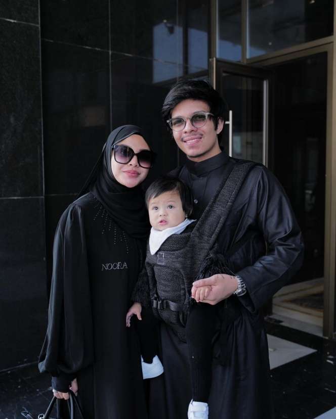 Potret Ameena Ikut Umrah, Gaya Hijabnya Bikin Gemas