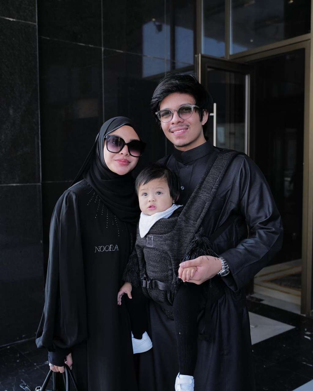 Potret Ameena Ikut Umrah, Gaya Hijabnya Bikin Gemas