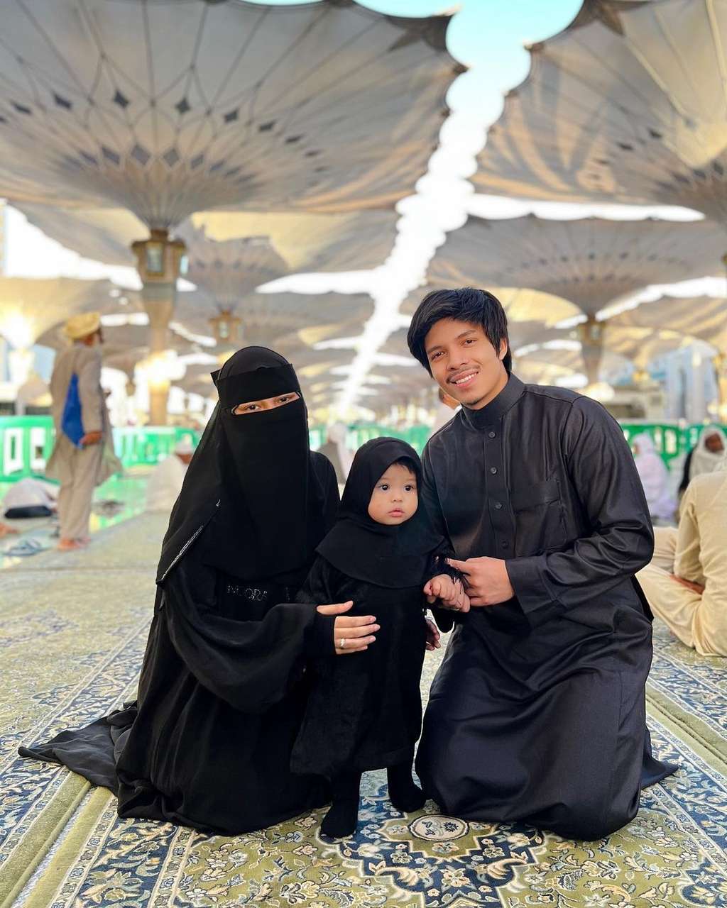 Potret Ameena Ikut Umrah, Gaya Hijabnya Bikin Gemas