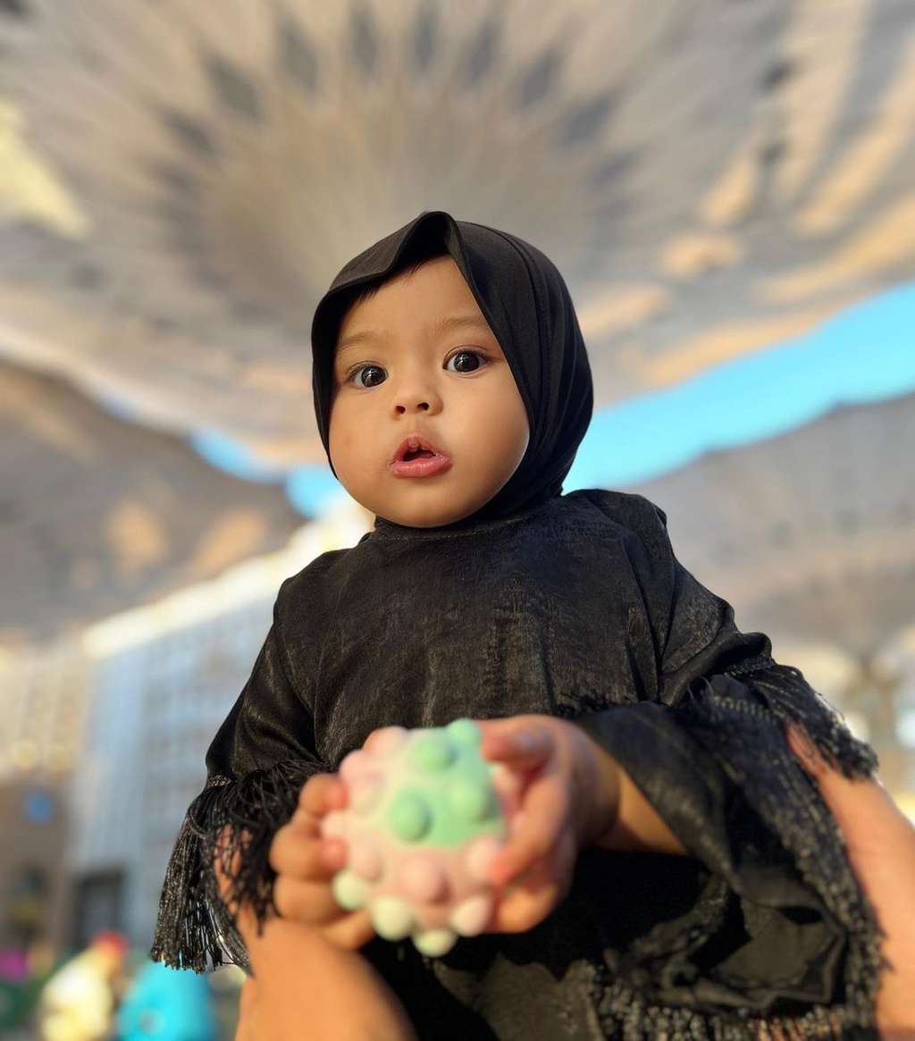 Potret Ameena Ikut Umrah, Gaya Hijabnya Bikin Gemas