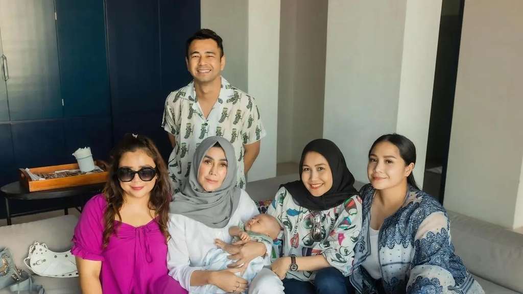 10 Adu Gaya Nagita Slavina VS Mimi Bayuh, Karyawan RANS yang Digosipkan Selingkuhan Raffi Ahmad, Bak Langit dan Bumi?