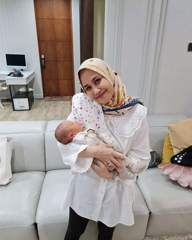 10 Adu Gaya Nagita Slavina VS Mimi Bayuh, Karyawan RANS yang Digosipkan Selingkuhan Raffi Ahmad, Bak Langit dan Bumi?