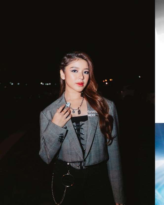 Potret Outfit Nyentrik Tiara Andini saat Tampil di Atas Panggung
