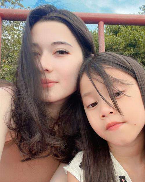 Pesona Iris Wullur yang Dijuluki Ibu-Ibu Tercantik Se-TikTok