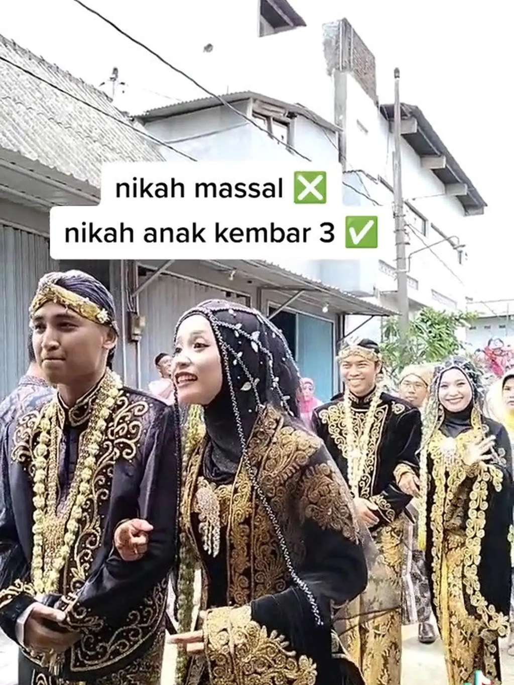 Viral Pernikahan Wanita Kembar 3, Iring-Iringan Bak Nikah Massal, Suami Auto Susah Bedain!