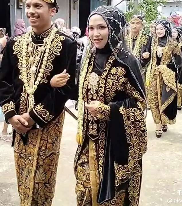 Viral Pernikahan Wanita Kembar 3, Iring-Iringan Bak Nikah Massal, Suami Auto Susah Bedain!
