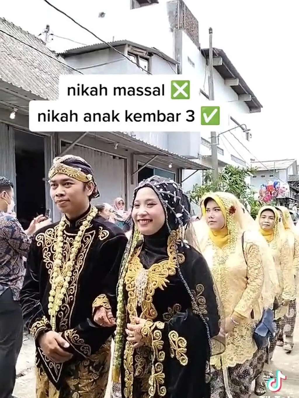Viral Pernikahan Wanita Kembar 3, Iring-Iringan Bak Nikah Massal, Suami Auto Susah Bedain!