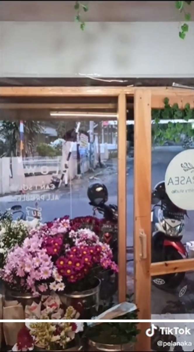 Transformasi Warung Burjo Direnovasi Jadi Toko Bunga, Dalamnya Jadi Keren & Estetik Abis!