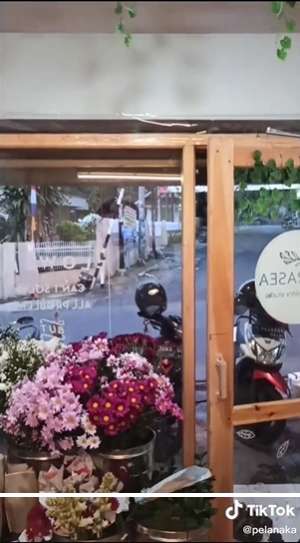 Transformasi Warung Burjo Direnovasi Jadi Toko Bunga, Dalamnya Jadi Keren & Estetik Abis!