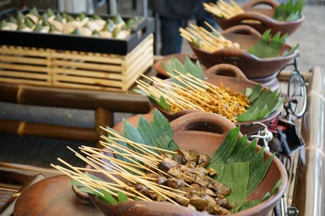 Nikmati Sensasi Berbeda Makan Jajanan Pinggir Jalan di Hotel Berbintang
