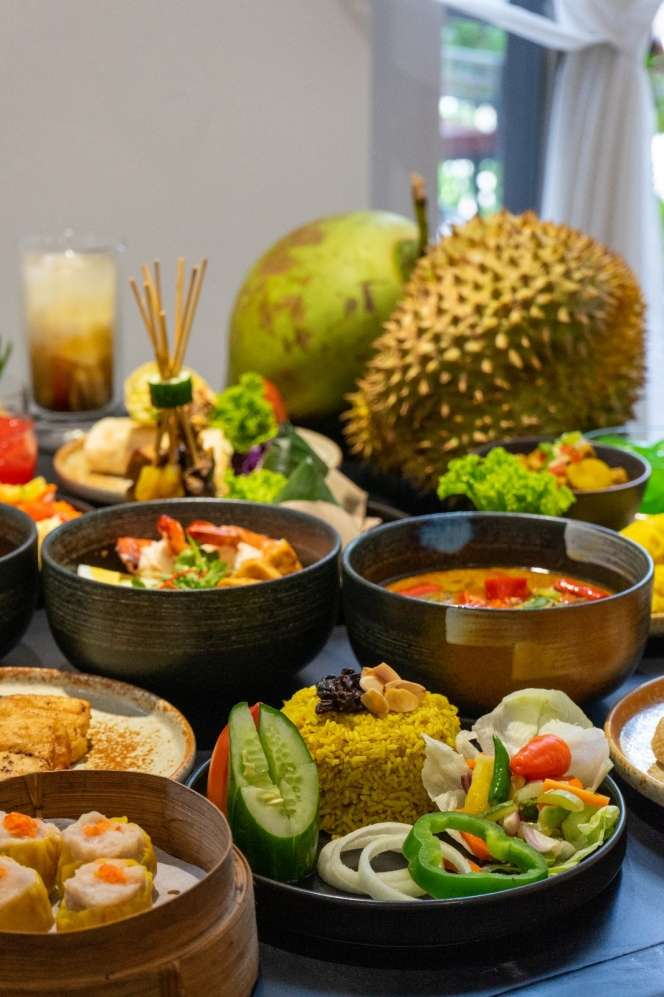 Nikmati Sensasi Berbeda Makan Jajanan Pinggir Jalan di Hotel Berbintang