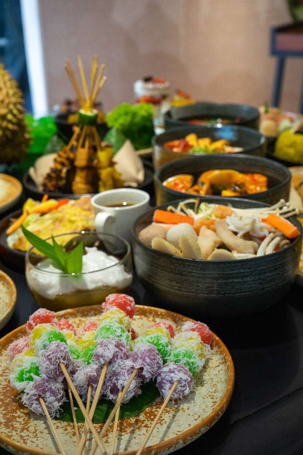 Nikmati Sensasi Berbeda Makan Jajanan Pinggir Jalan di Hotel Berbintang