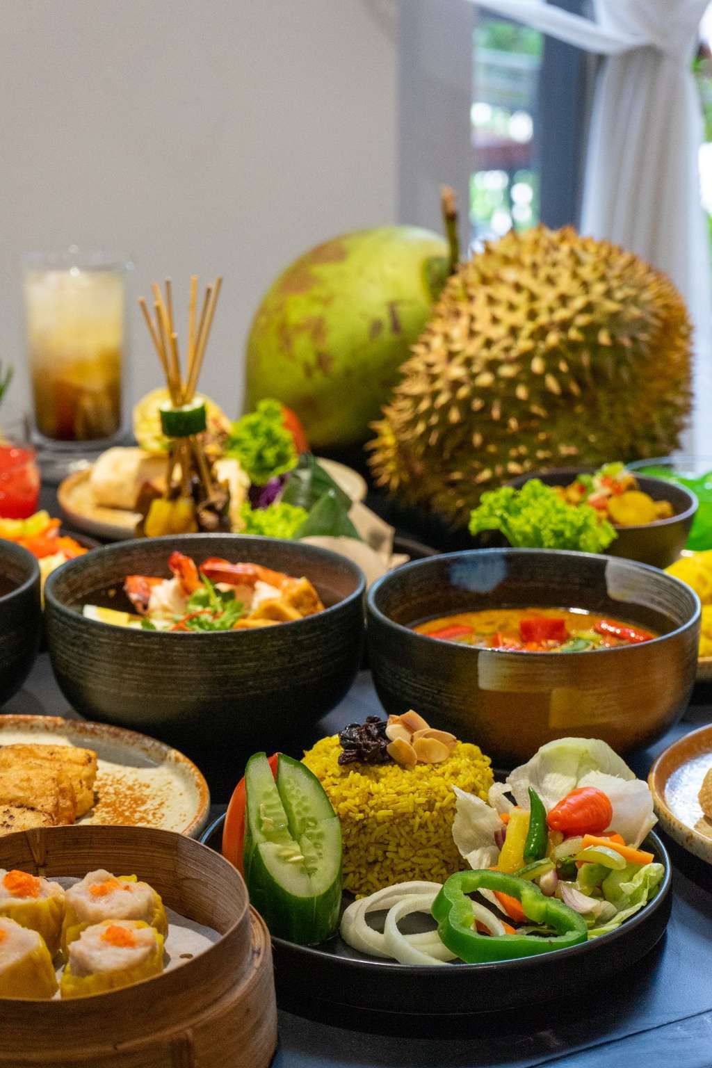 Nikmati Sensasi Berbeda Makan Jajanan Pinggir Jalan di Hotel Berbintang