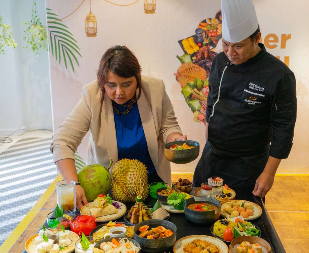 Nikmati Sensasi Berbeda Makan Jajanan Pinggir Jalan di Hotel Berbintang