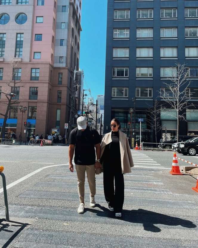 Potret Mesra Darma Mengkuluhur Anak Tommy Soeharto dan Kekasih saat Liburan, Penampilannya Disorot!