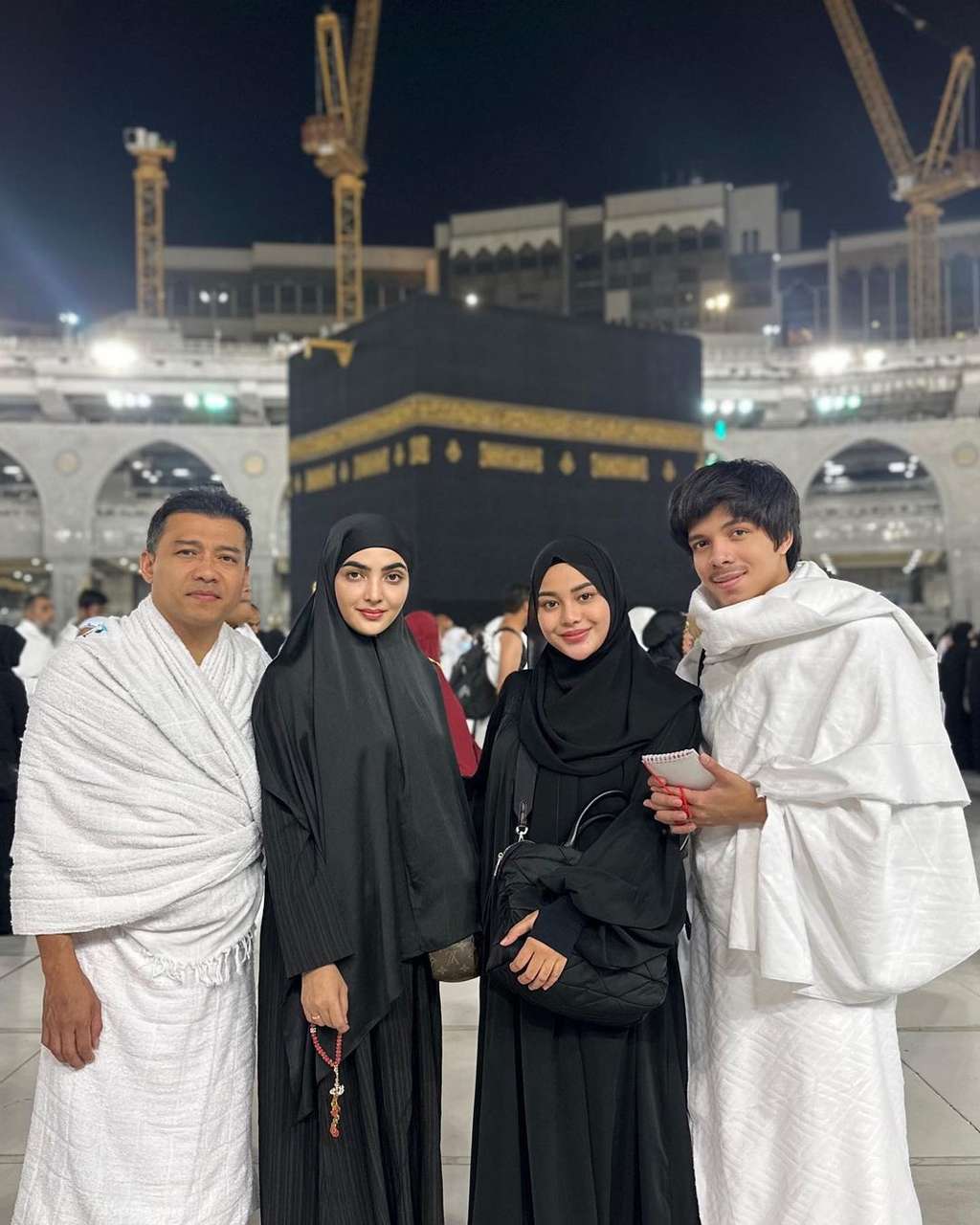 Potret Aurel Hermansyah Bercadar di Tanah Suci, Serba Tertutup tapi Masih Dianggap Umbar Aurat