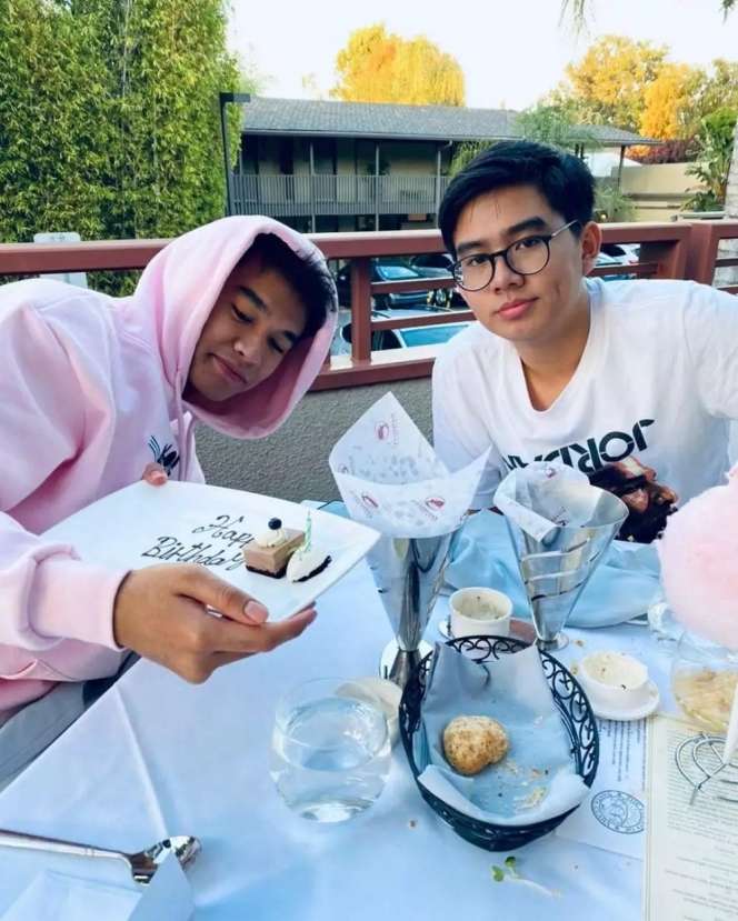 Masih Ingat Bocah di Iklan Susu Dancow ini? Dulu Boyband Cilik Terkenal, Kini Jadi Aktor Top & Ganteng Abis, Siapa Dia?