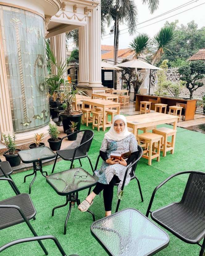 Potret Teras Rumah Mewah Rp32 Miliar Muzdalifah Diubah jadi Warung Makan