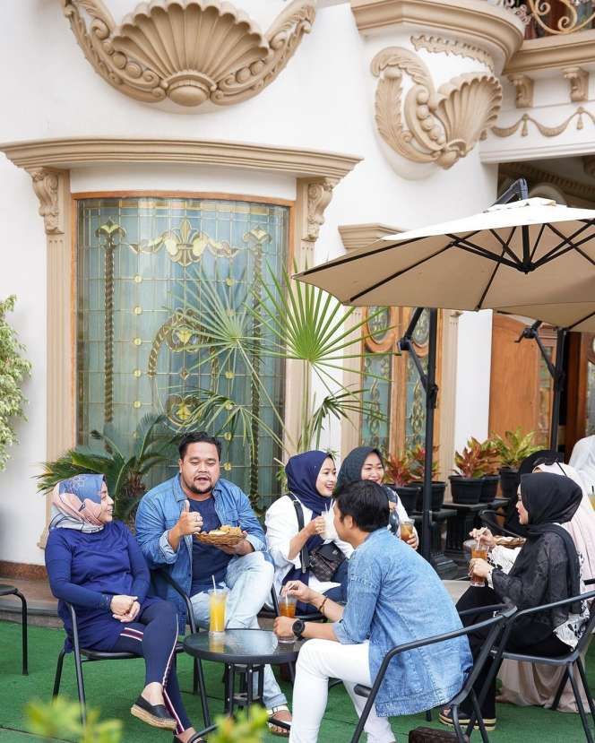 Potret Teras Rumah Mewah Rp32 Miliar Muzdalifah Diubah jadi Warung Makan