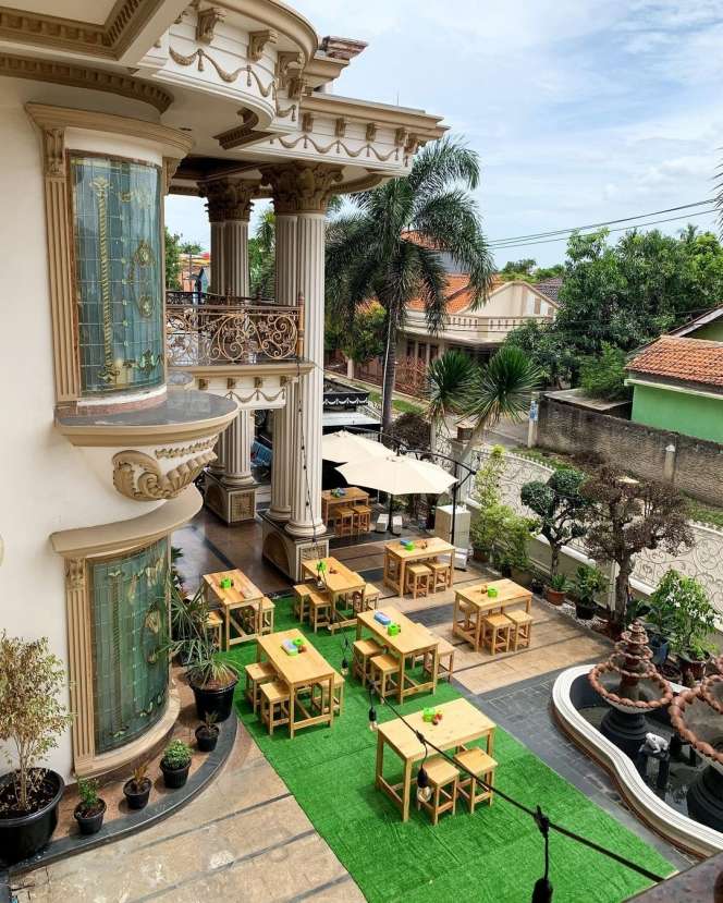 Potret Teras Rumah Mewah Rp32 Miliar Muzdalifah Diubah jadi Warung Makan