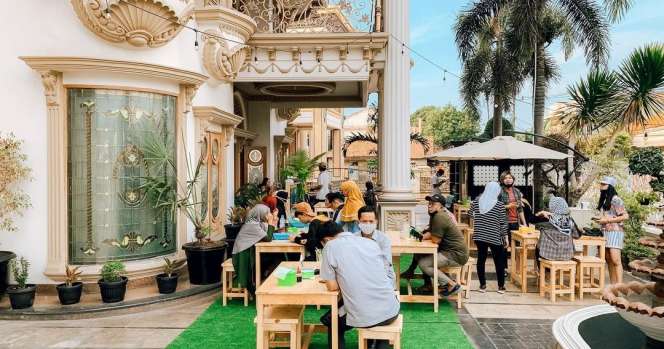 Potret Teras Rumah Mewah Rp32 Miliar Muzdalifah Diubah jadi Warung Makan