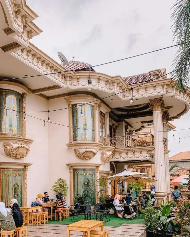 Potret Teras Rumah Mewah Rp32 Miliar Muzdalifah Diubah jadi Warung Makan