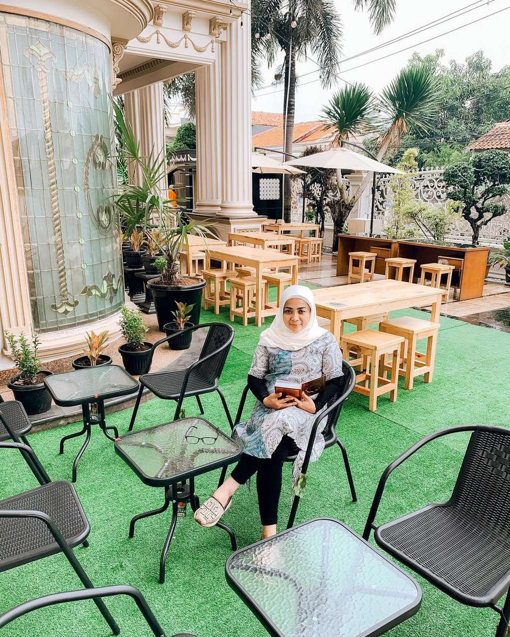 Potret Teras Rumah Mewah Rp32 Miliar Muzdalifah Diubah jadi Warung Makan