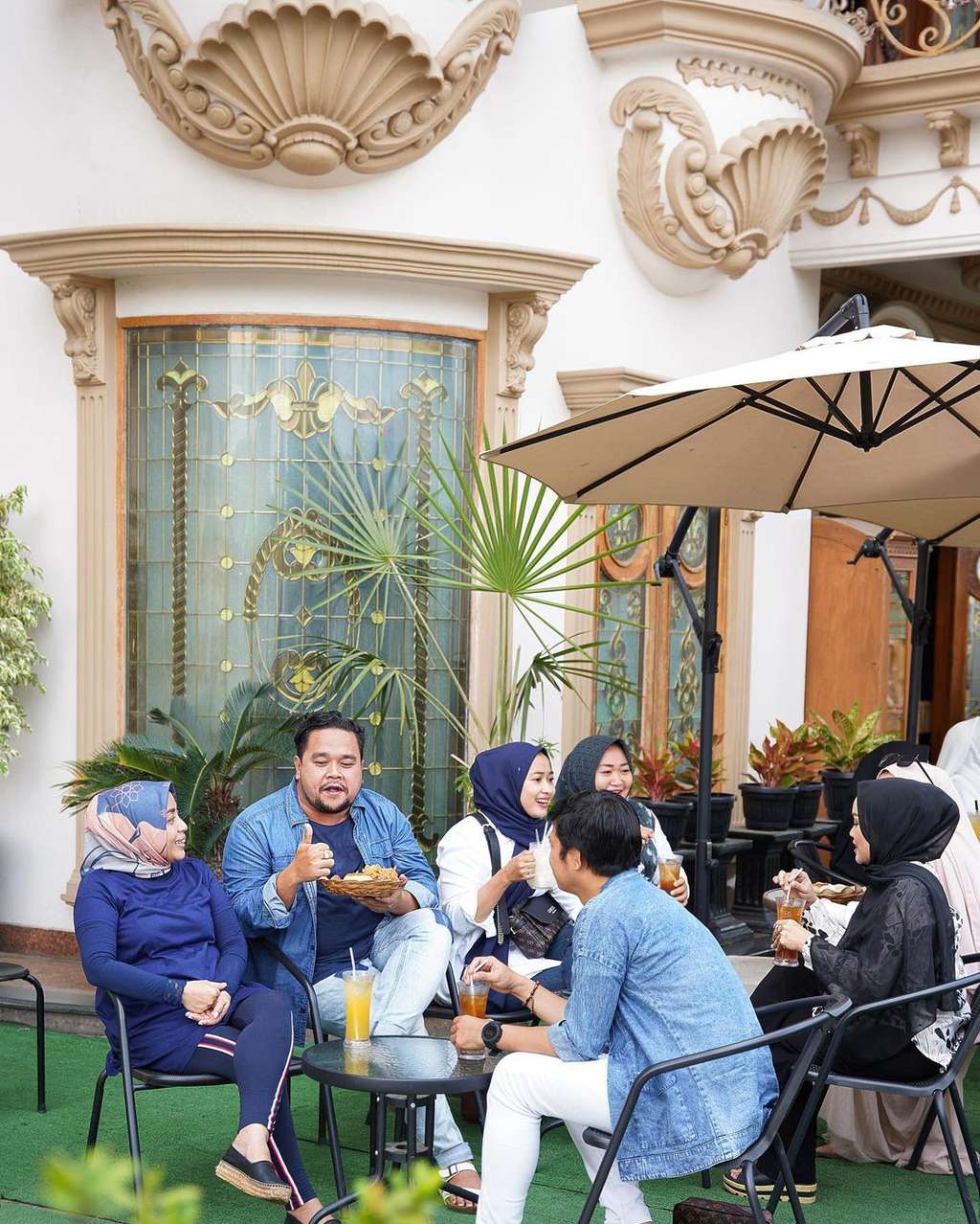 Potret Teras Rumah Mewah Rp32 Miliar Muzdalifah Diubah jadi Warung Makan