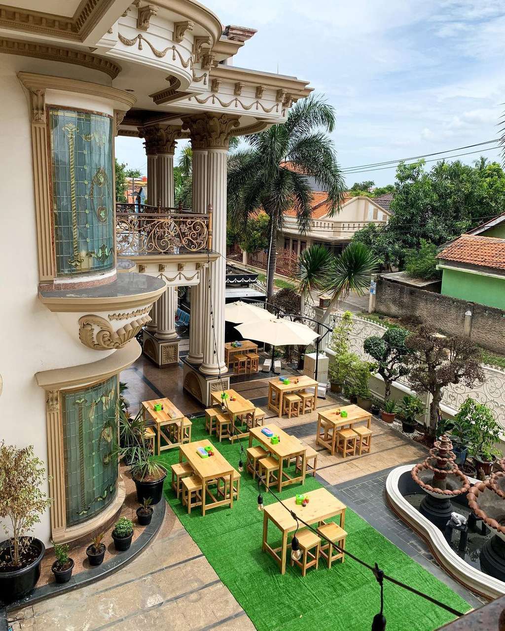 Potret Teras Rumah Mewah Rp32 Miliar Muzdalifah Diubah jadi Warung Makan